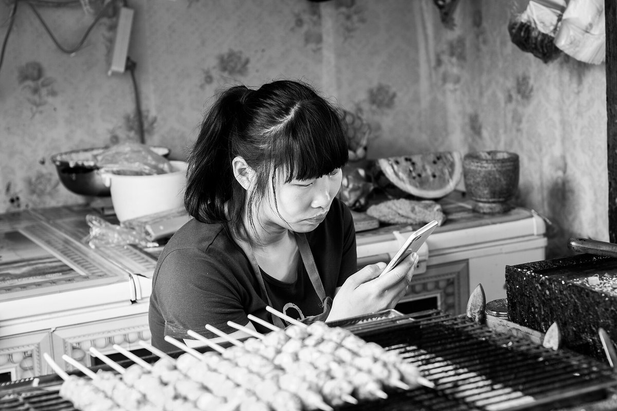 เลื่อนข่าวไม่หยุดจนนอนไม่หลับ — Doomscrolling คืออะไร และเลิกยังไง