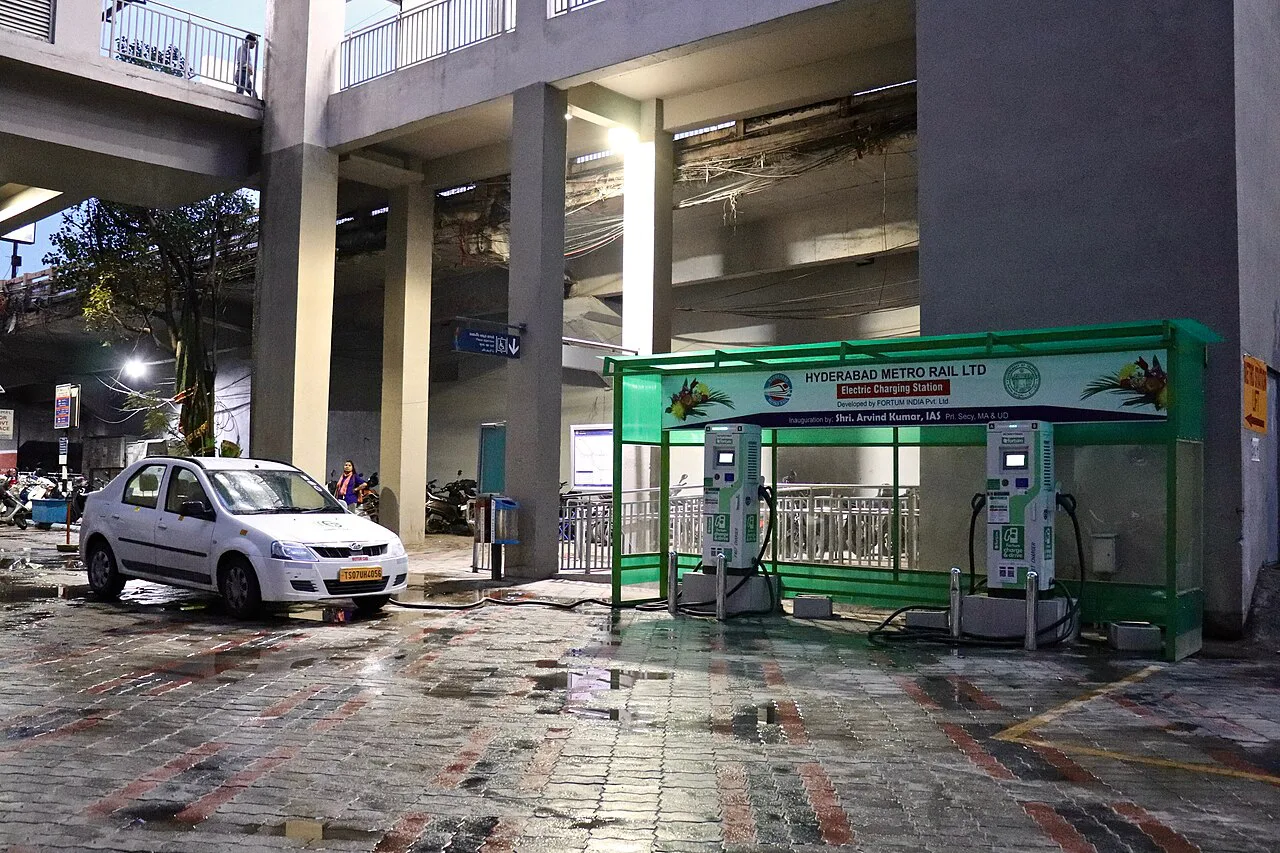 รถ EV vs รถน้ำมัน 2569 คุ้มกว่ากันไหม — เทียบค่าใช้จ่ายจริงตลอดการใช้งาน