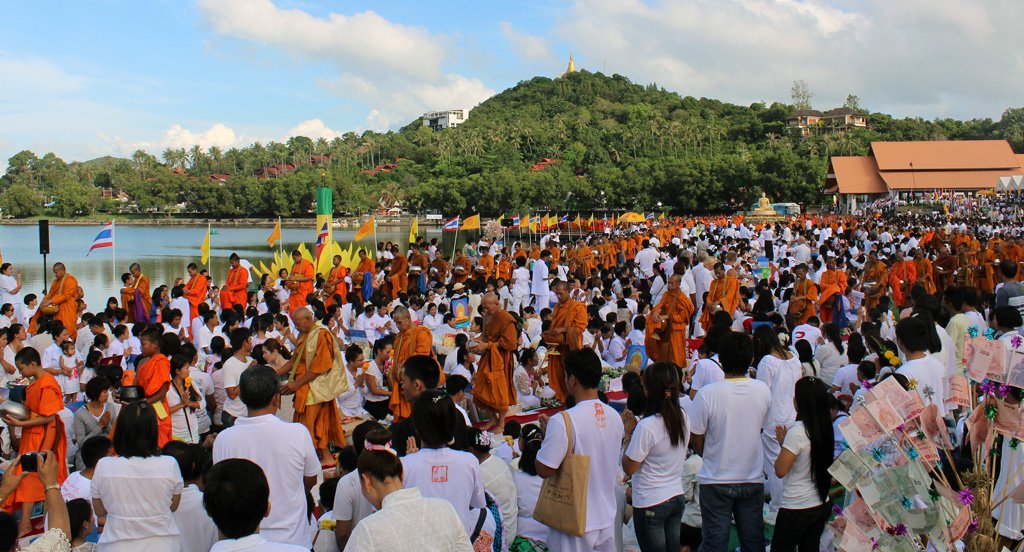 ประเพณีตักบาตร — หัวใจของชีวิตพุทธและวัฒนธรรมไทย