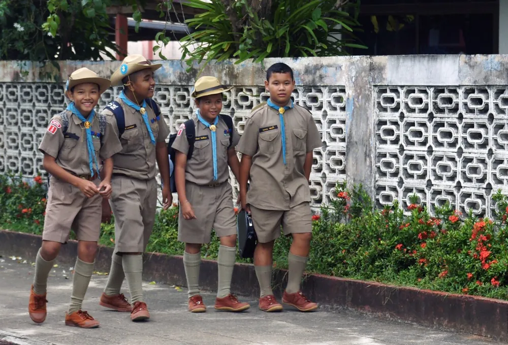 นักเรียนไทยในชุดนักเรียน