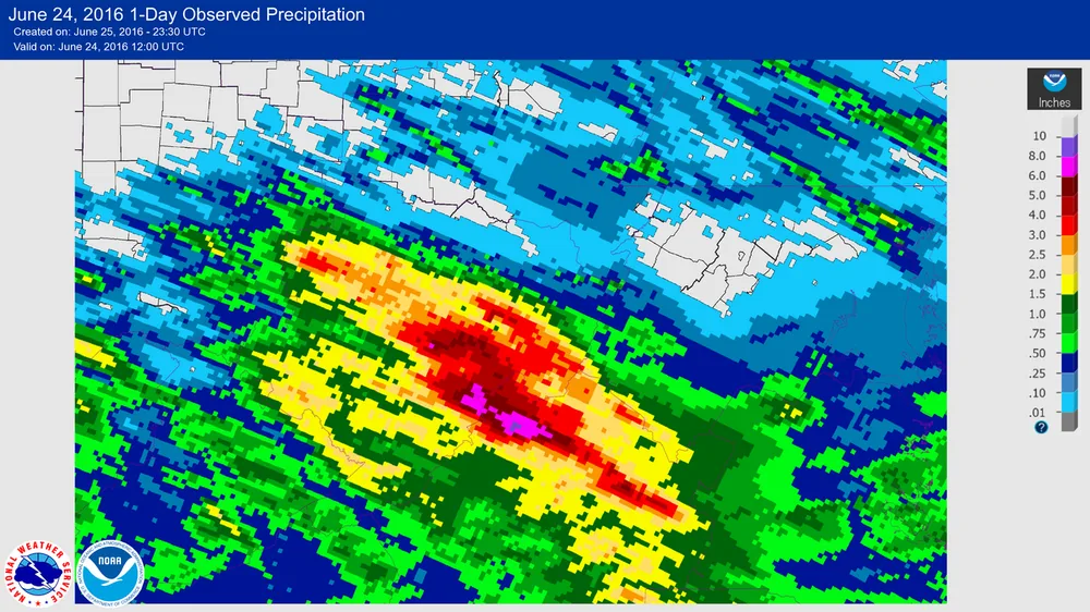 แผนที่ปริมาณฝนสะสมในช่วง 24 ชั่วโมงแสดงแถบฝนหนักกระจุกเป็นแนวแคบ