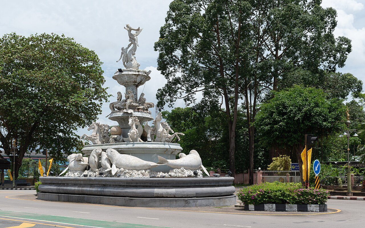 วงเวียนพะยูนในจังหวัดตรัง — สะท้อนว่าพะยูนเป็นสัญลักษณ์ท้องถิ่น ไม่ใช่แค่สัตว์ในตำรา