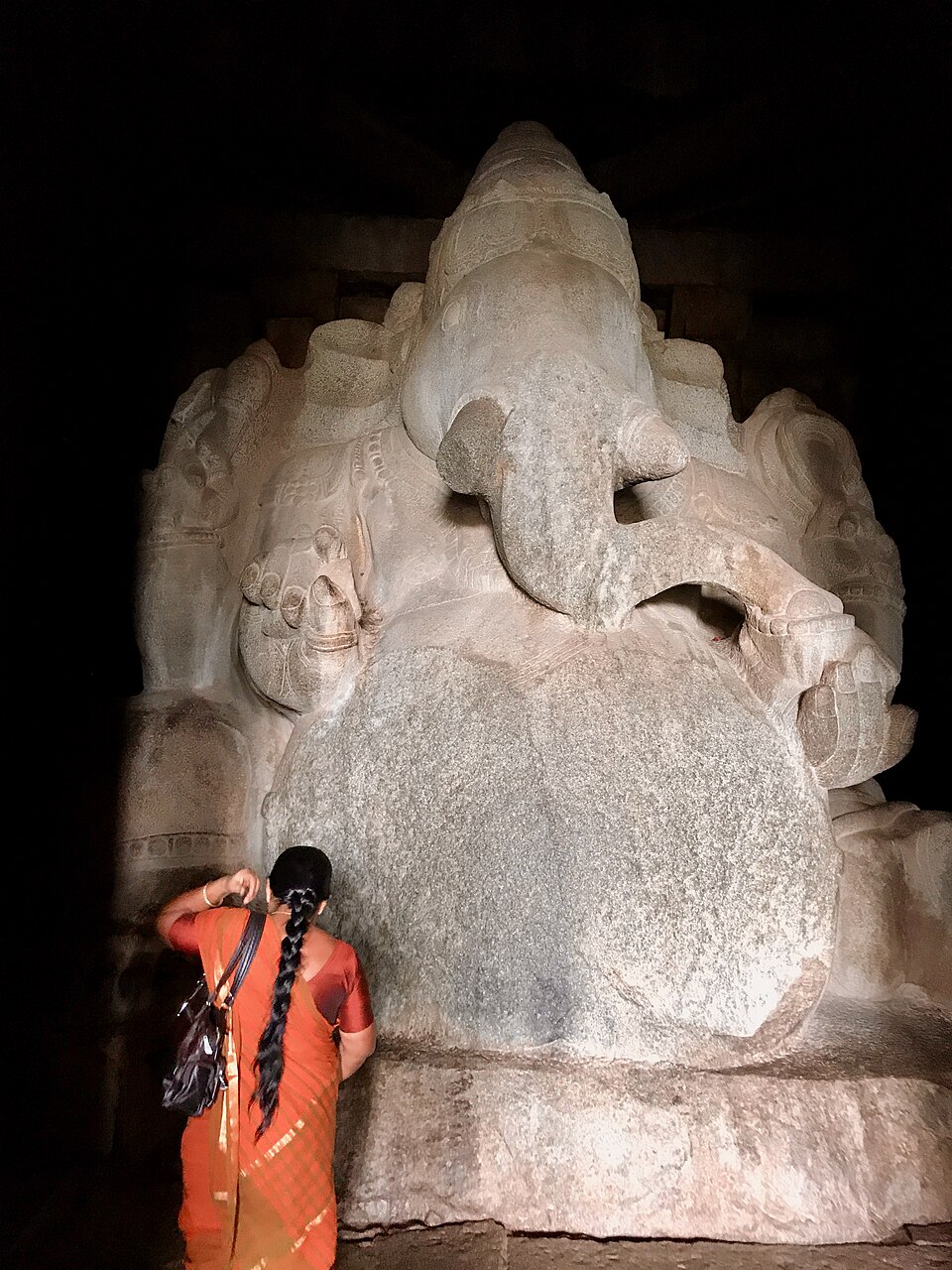 รูปสลักพระพิฆเนศขนาดใหญ่แกะจากหินก้อนเดียว