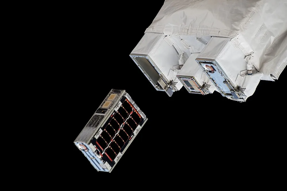 ดาวเทียมขนาดเล็ก (CubeSat) ถูกปล่อยออกจากตัวส่งในวงโคจรโลก