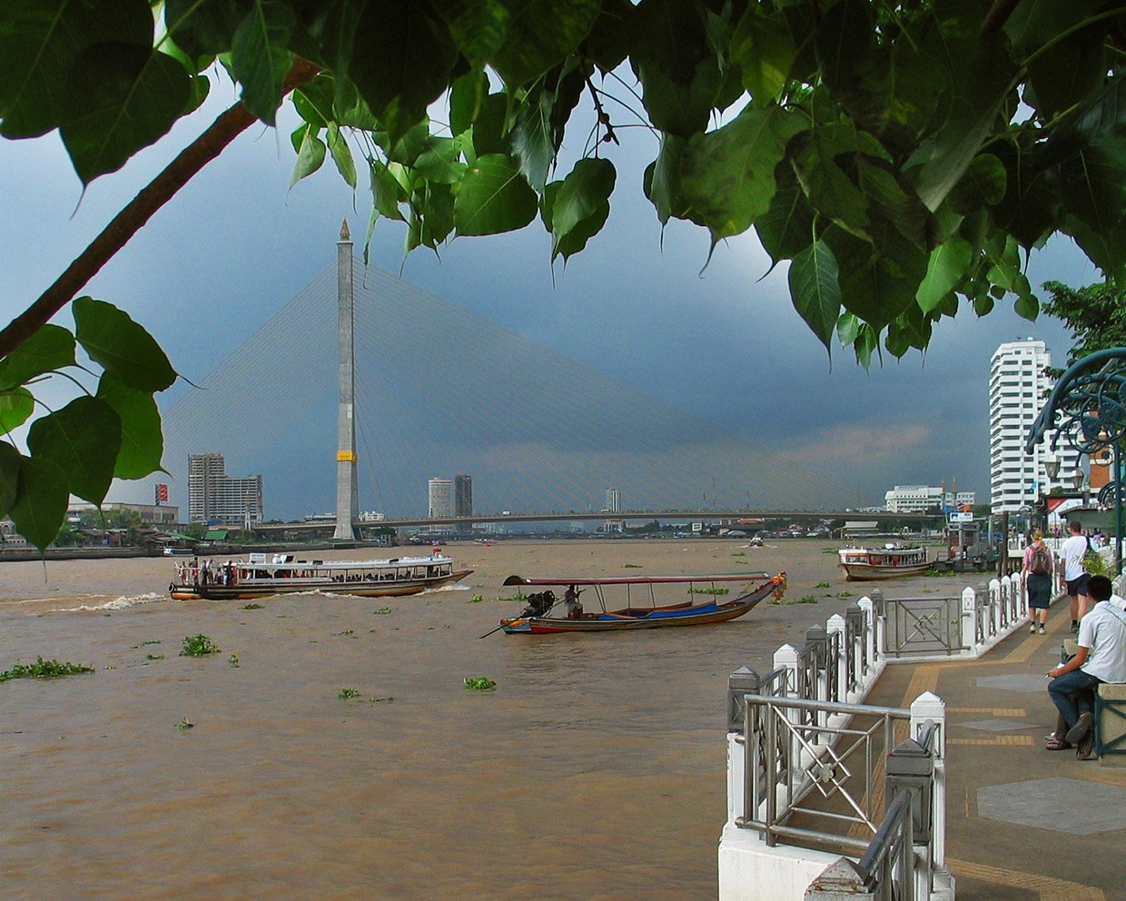 เรือไทยบนแม่น้ำ