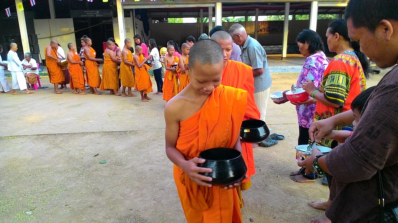 สามเณรกับบาตรพระ
