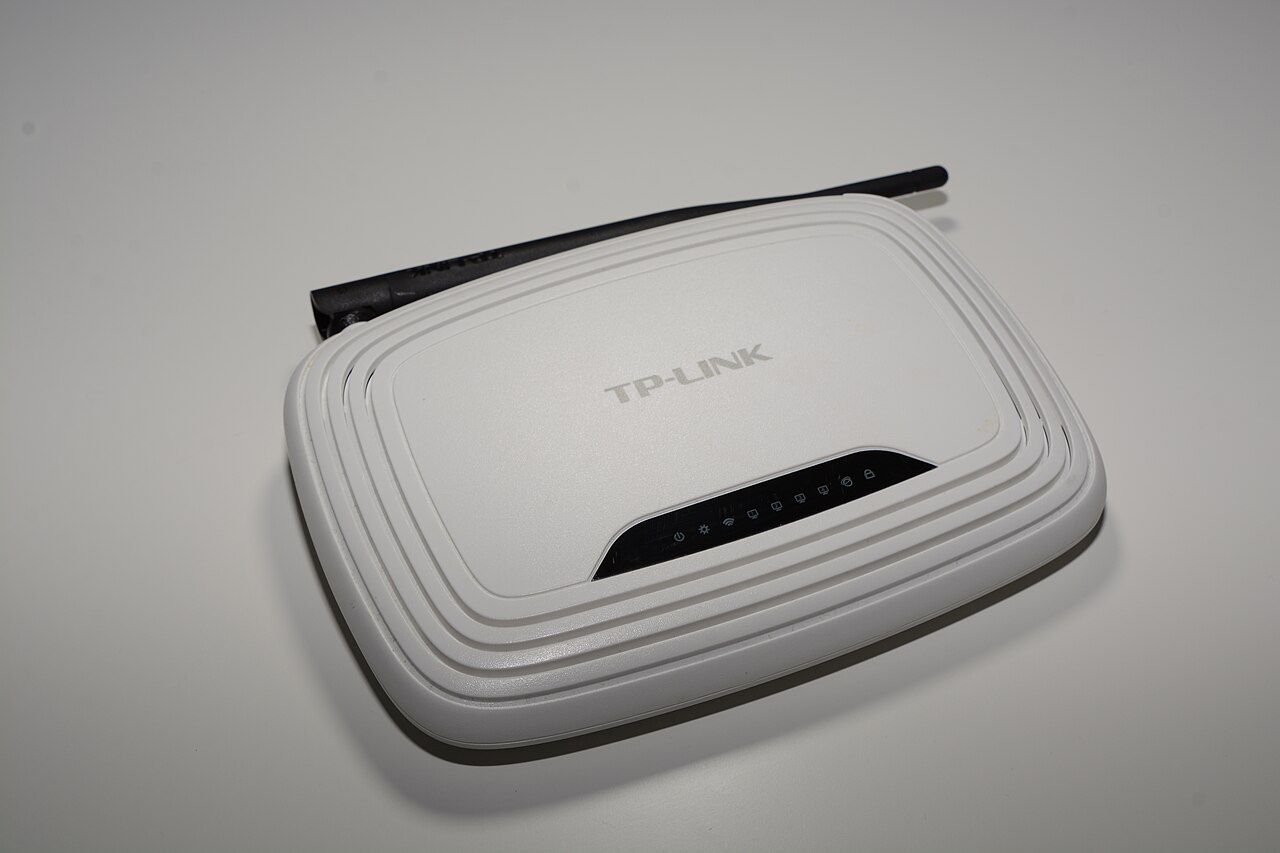 Wi-Fi 2.4 GHz กับ 5 GHz ต่างกันยังไง — ต่อตัวไหนดี และทำไมเน็ตบางห้องช้า