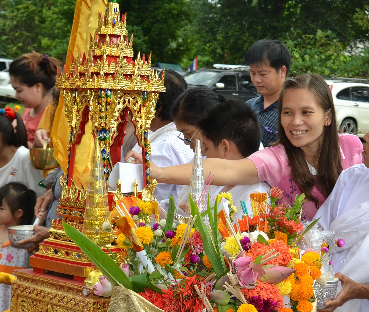 ออกพรรษา 2569 ตรงกับวันไหน — ตักบาตรเทโว ความหมายวันมหาปวารณา และงานเขาสะแกกรัง