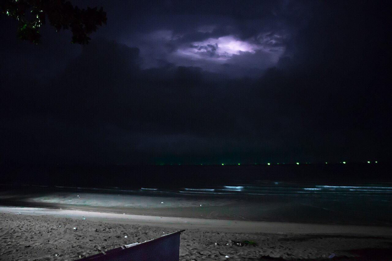 พายุฝนฟ้าคะนองเหนือทะเลที่พัทยา