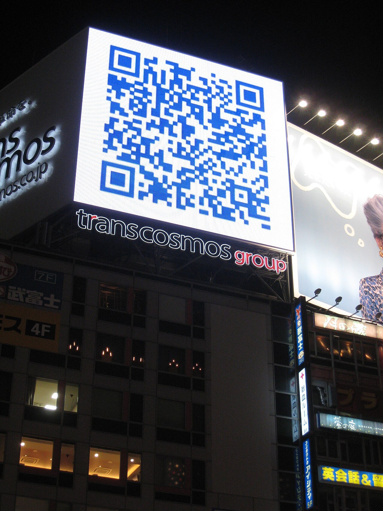 ป้ายโฆษณา QR Code ในญี่ปุ่น — ตัวอย่างการนำรหัสสองมิติไปใช้ในชีวิตจริง