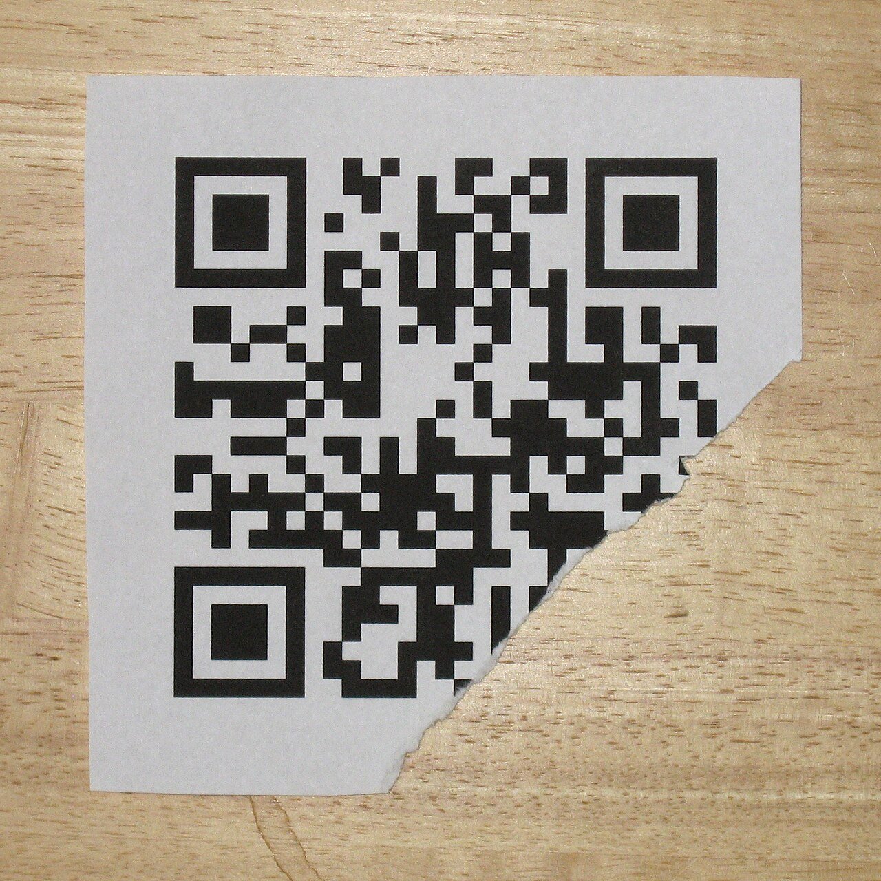 QR Code ที่เสียหายบางส่วนแต่ยังอ่านได้ — ขอบคุณ Error Correction ที่ออกแบบมาไว้ล่วงหน้า