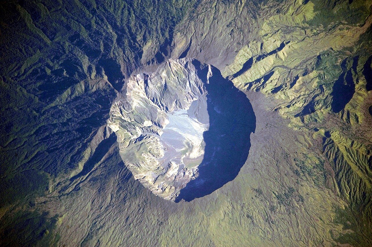 ภูเขาไฟ Tambora ในอินโดนีเซียจากมุมสูง