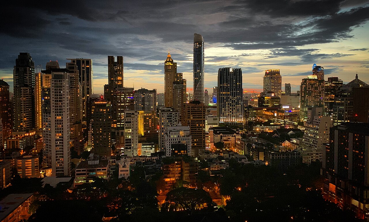 เส้นขอบฟ้าอาคารสูงย่านราชดำริ กรุงเทพมหานคร ยามพลบค่ำ