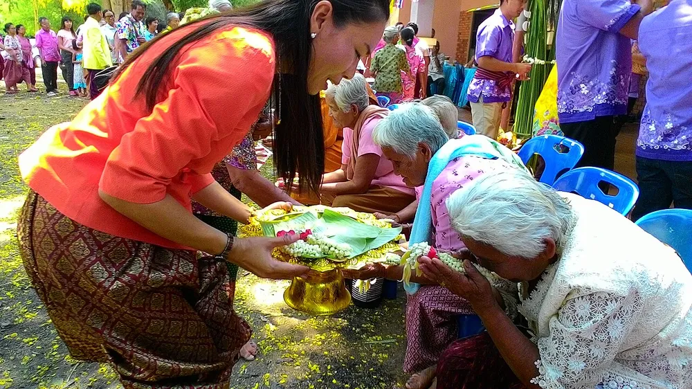 การรดน้ำดำหัวขอพรผู้ใหญ่ในประเพณีสงกรานต์