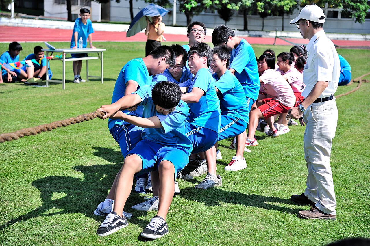 นักเรียนกำลังแข่งขันชักเย่อในสนามโรงเรียน