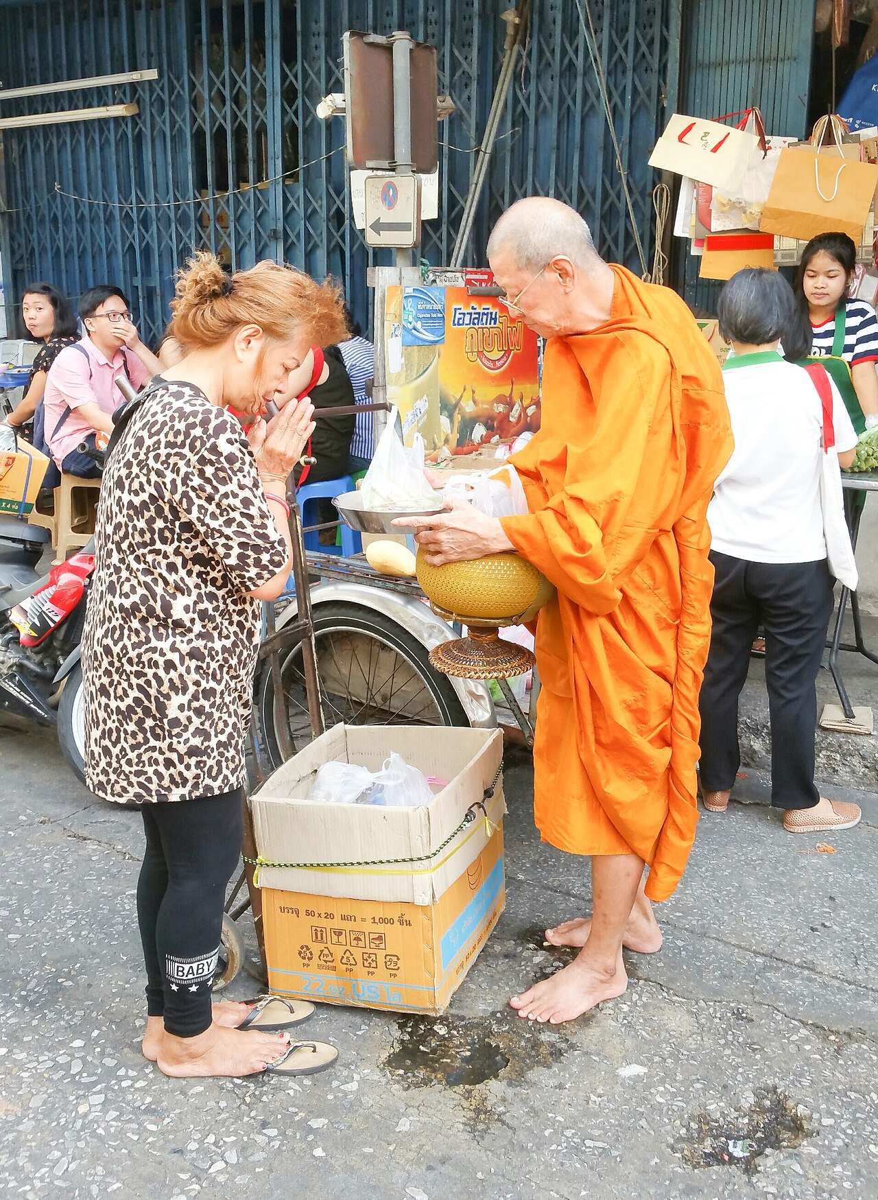 พิธีตักบาตรยามเช้า
