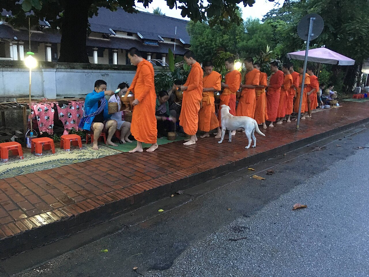 ตักบาตรวันสำคัญ