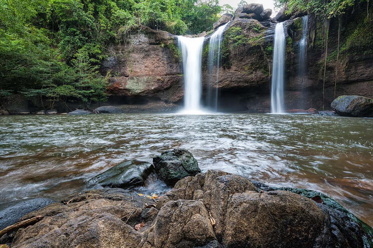 ทิวทัศน์ป่าเขียวในอุทยานแห่งชาติเขาใหญ่