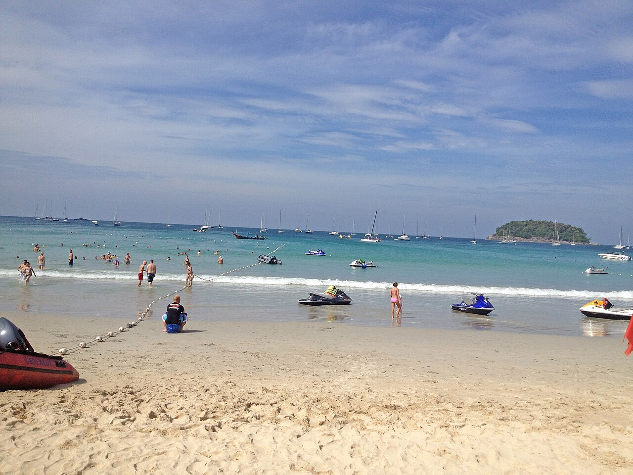 หาดกะรน จังหวัดภูเก็ต ทรายขาวและน้ำทะเลสีฟ้า