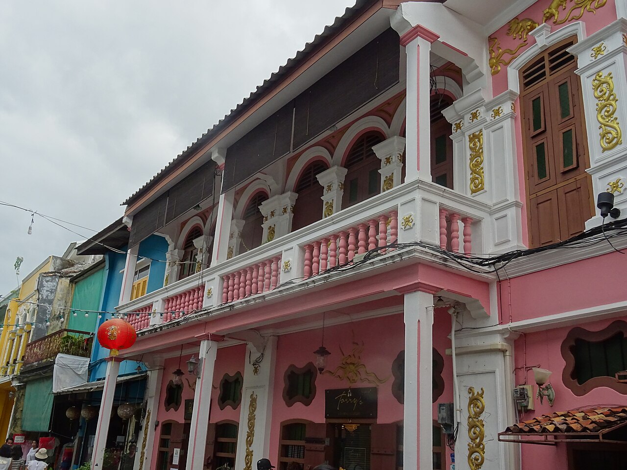 ตึกแถวสไตล์ชิโน-โปรตุกีสสีสันสดใสในย่านเมืองเก่าภูเก็ต