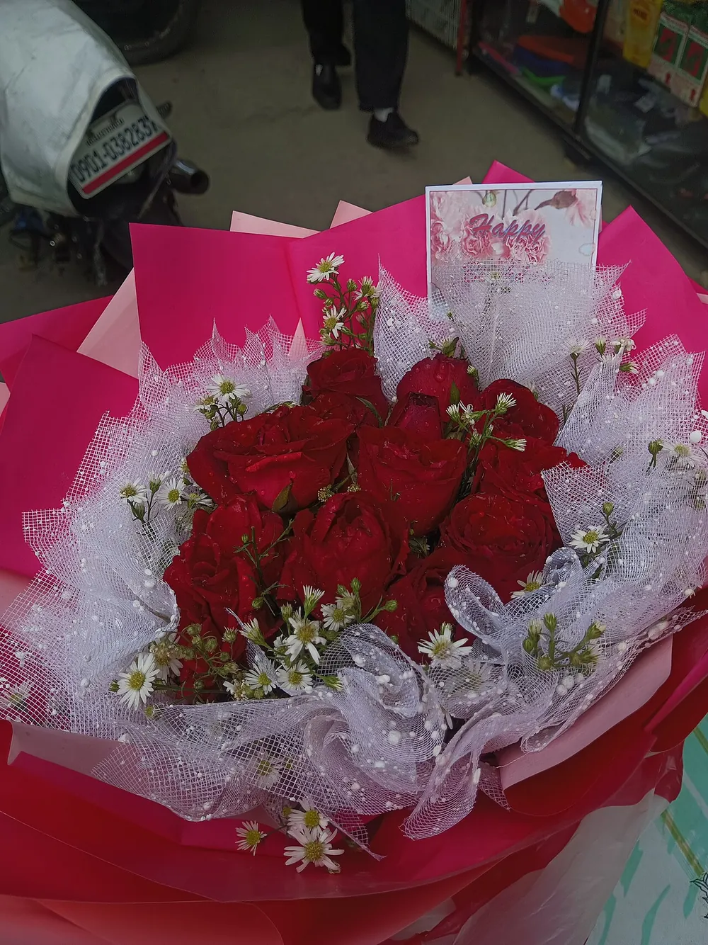 ช่อกุหลาบสีแดงห่อกระดาษ