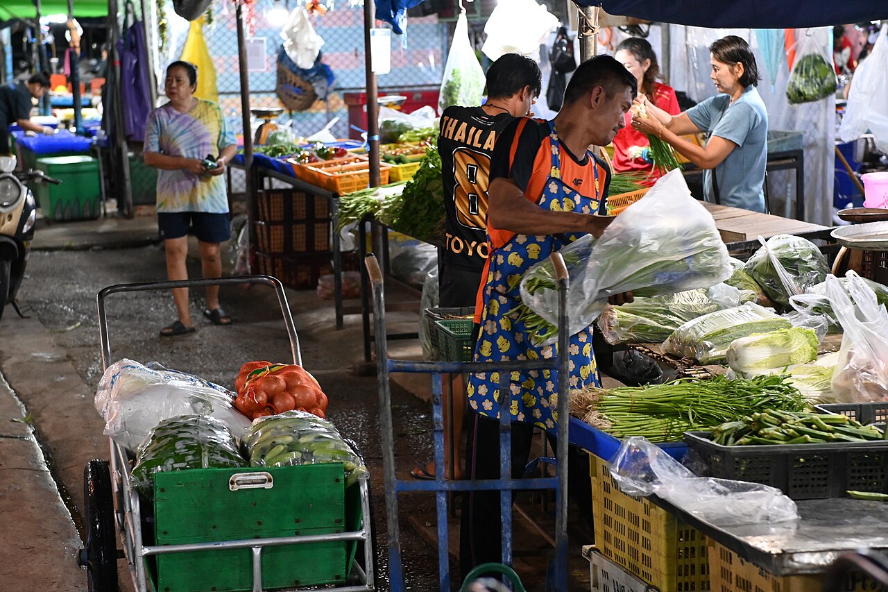 แผงผักสดในตลาดกำลังจัดเรียงผักหลากชนิด