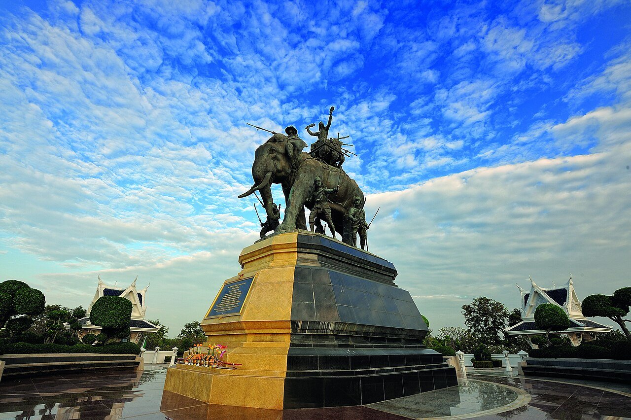 อนุสาวรีย์พระศรีสุริโยทัยที่อยุธยา — สงครามพม่า–สยามชุดก่อนหน้า (พ.ศ. 2091) จบด้วยการที่อยุธยารับมือ