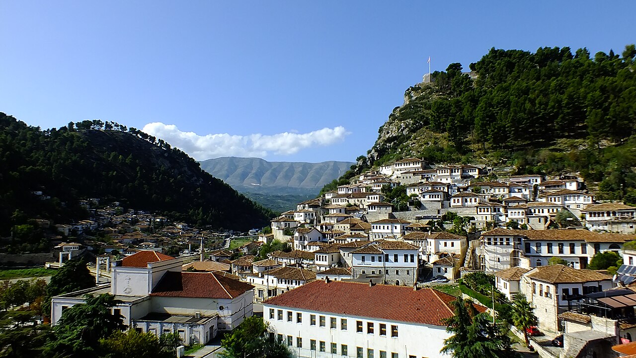 สิ่งมหัศจรรย์แอลเบเนีย (Albania) — ปราสาทเบราต ป้อมบนเนินหินที่คนยังอาศัยอยู่ และเมืองพันหน้าต่าง