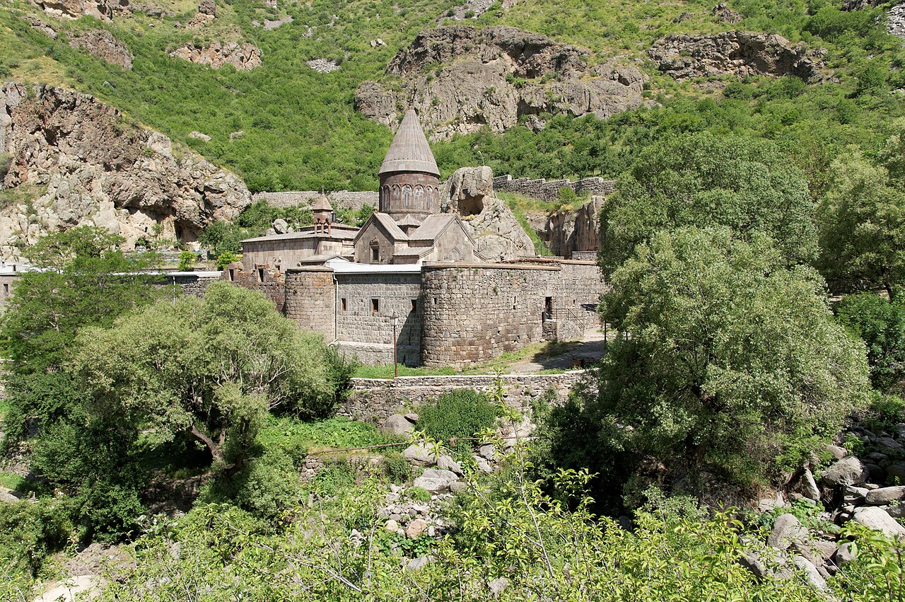 สิ่งมหัศจรรย์อาร์เมเนีย (Armenia) — อารามเกฆาร์ด อารามที่ขุดเข้าไปในหน้าผา ในประเทศแรกที่รับศาสนาคริสต์