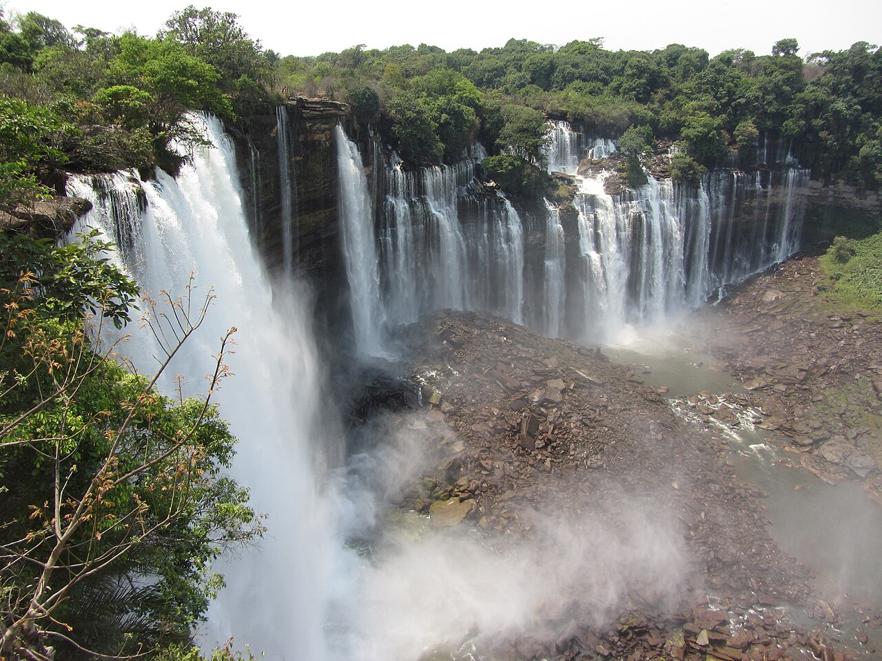 สิ่งมหัศจรรย์แองโกลา (Angola) — น้ำตกคาลันดูลา สูง 105 เมตร กว้าง 400 เมตร หนึ่งในน้ำตกใหญ่ที่สุดของแอฟริกา