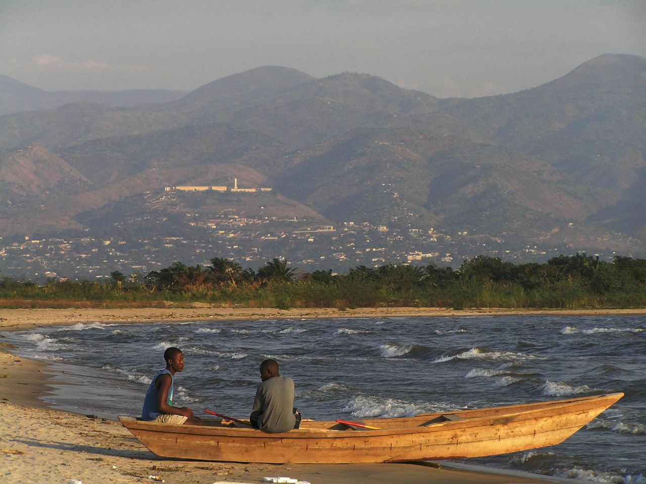 สิ่งมหัศจรรย์บุรุนดี (Burundi) — ทะเลสาบแทนกันยีกา ทะเลสาบน้ำจืดที่ยาวที่สุดและลึกเป็นอันดับ 2 ของโลก