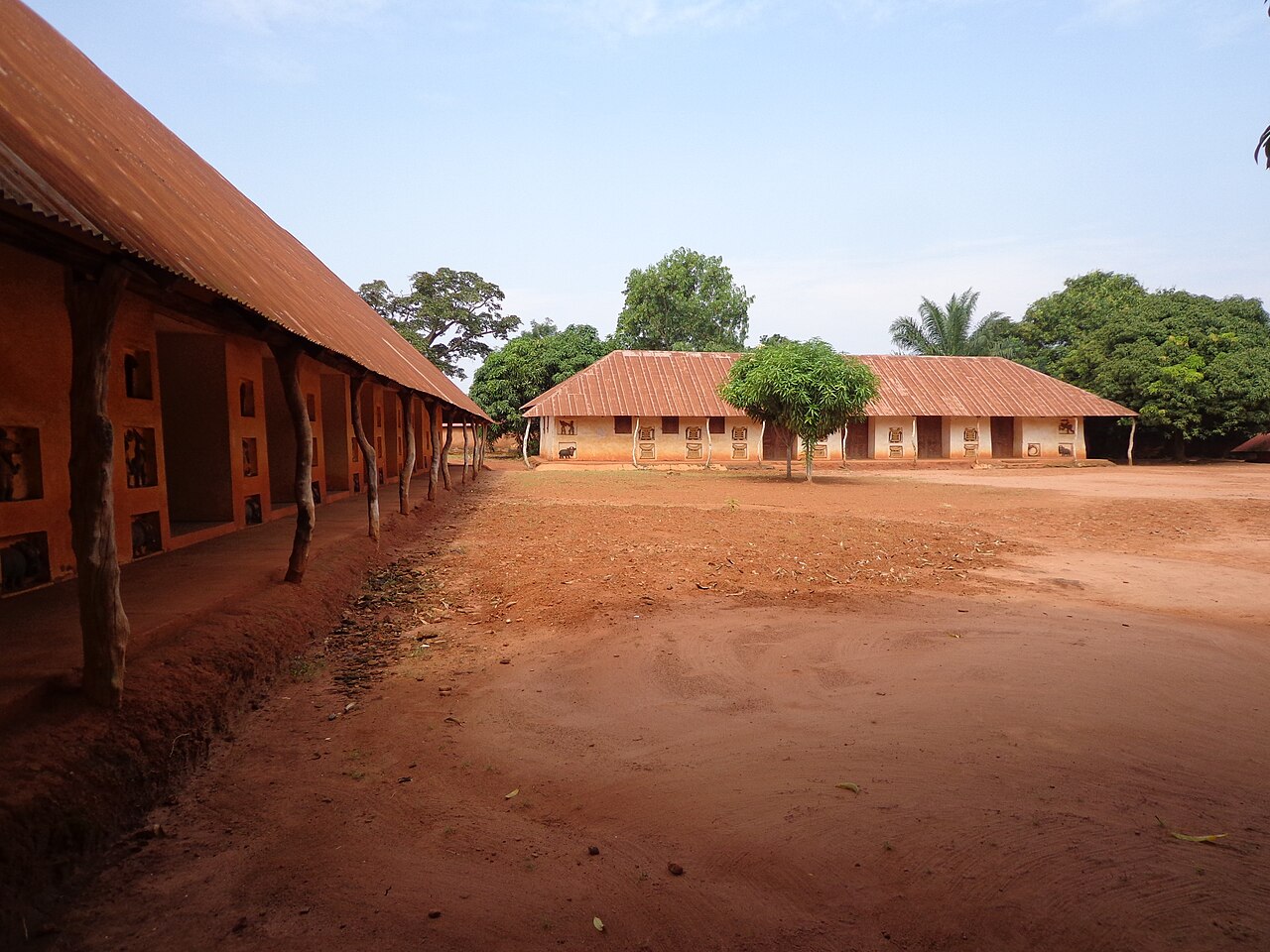 สิ่งมหัศจรรย์เบนิน (Benin) — พระราชวังอาบอเมย์ เมืองหลวงของอาณาจักรดาโฮมีที่บันทึกประวัติศาสตร์ไว้บนผนัง