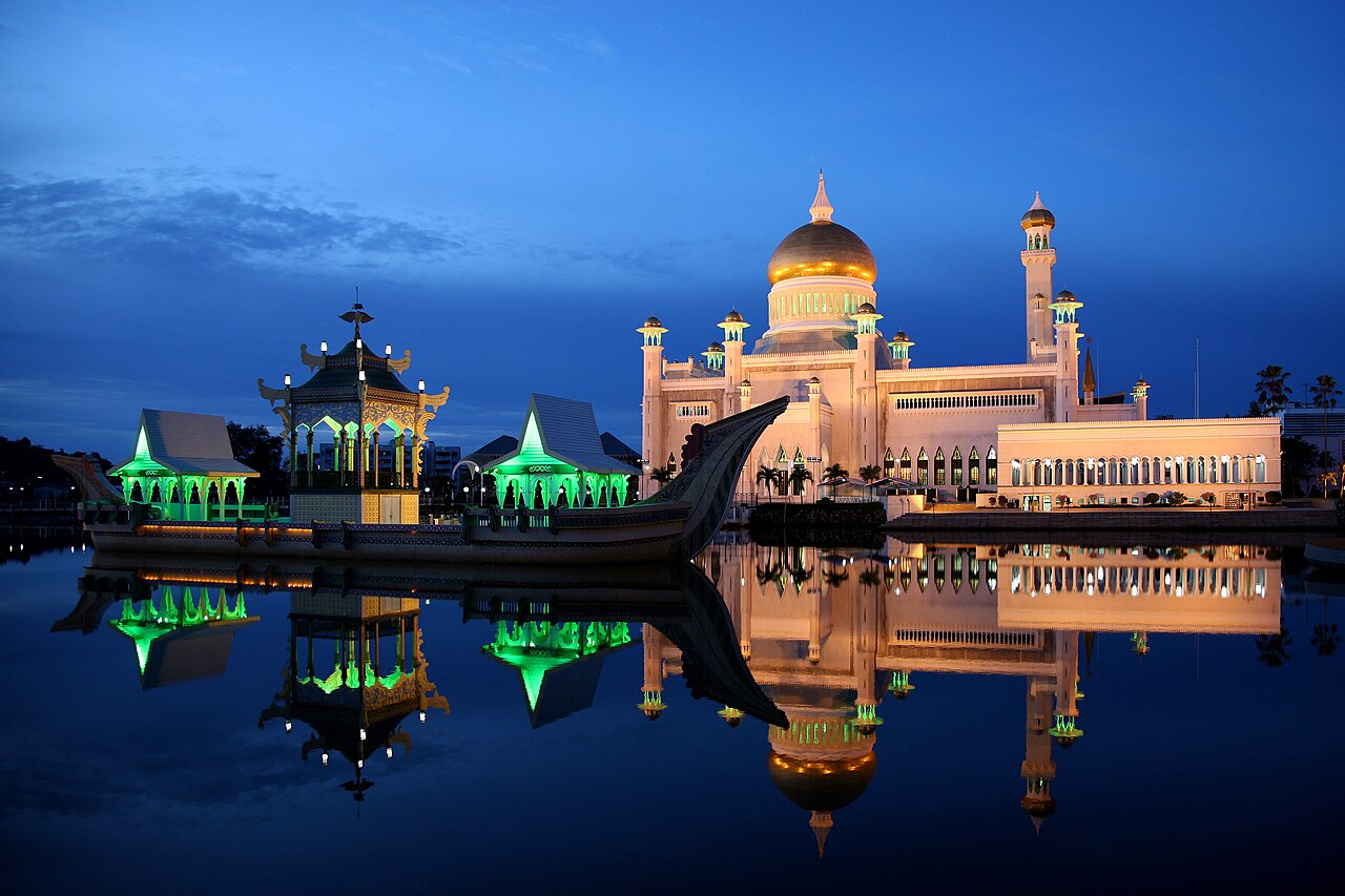 สิ่งมหัศจรรย์บรูไน (Brunei) — มัสยิดสุลต่านโอมาร์อาลีไซฟุดดิน โดมทองกลางทะเลสาบที่เป็นภาพจำของประเทศ