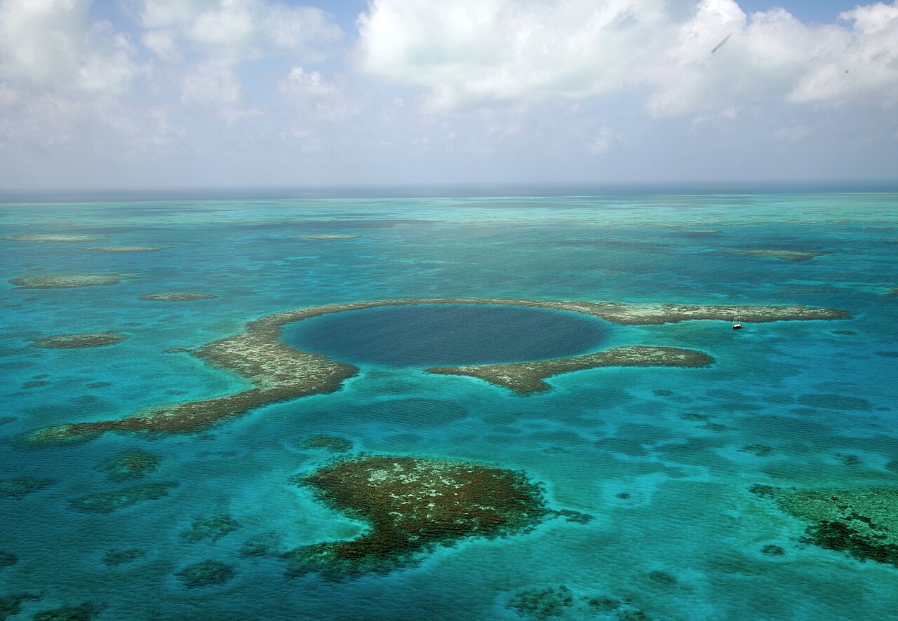 สิ่งมหัศจรรย์เบลีซ (Belize) — เกรตบลูโฮล หลุมยุบกลางทะเลกว้าง 318 เมตร ลึก 124 เมตร