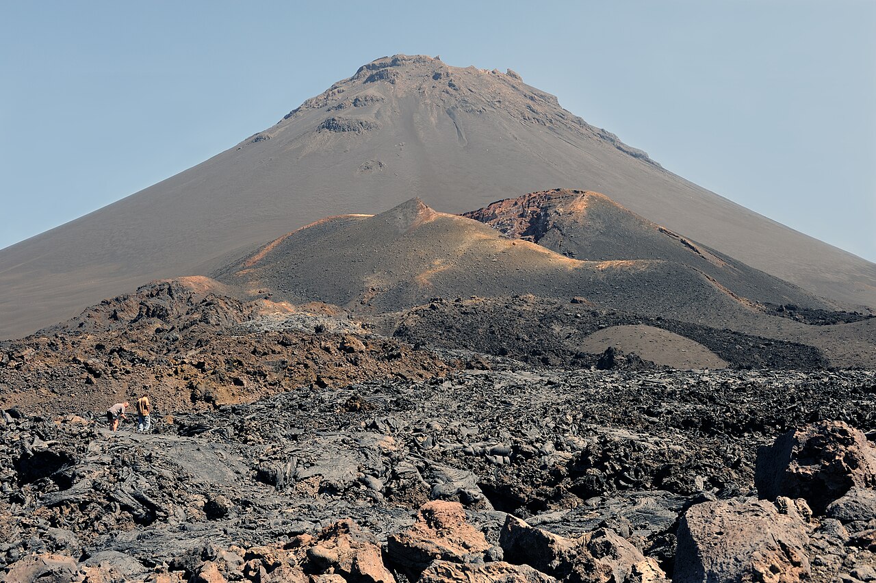 สิ่งมหัศจรรย์กาบูเวร์ดี (Cabo Verde) (Cape Verde) — ปิโกดูโฟกู ภูเขาไฟ 2,829 เมตรกลางมหาสมุทรแอตแลนติก