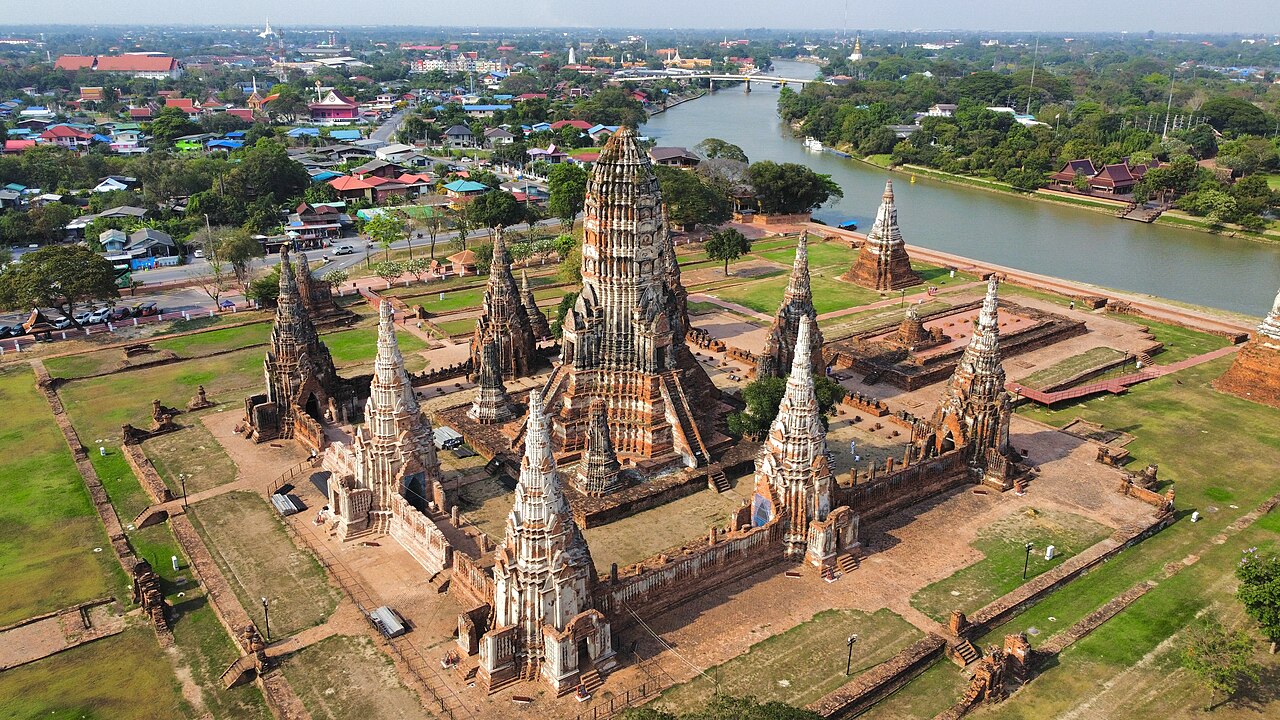 วัดไชยวัฒนารามมุมสูงริมแม่น้ำเจ้าพระยา