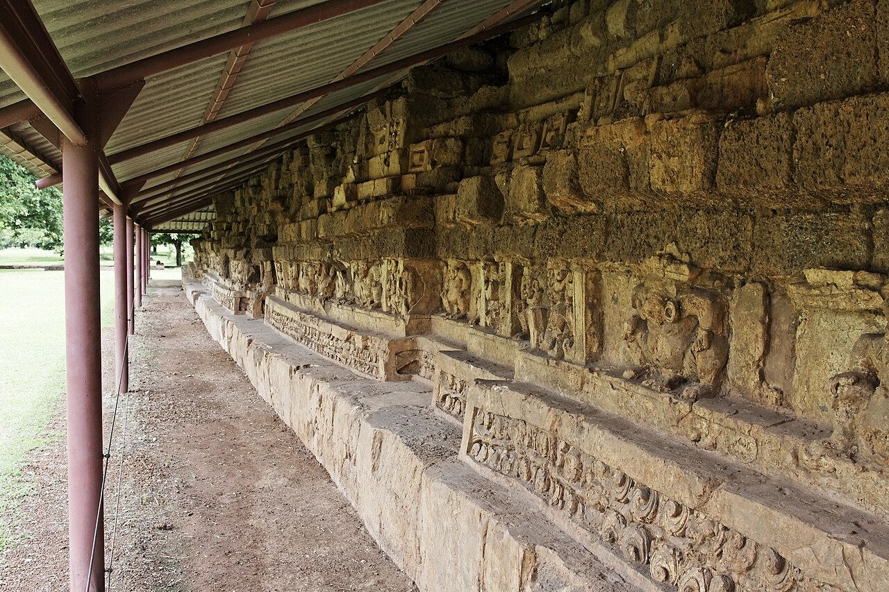 ลายปูนปั้นประดับฐานเขาคลังใน ใต้หลังคาคลุมเพื่ออนุรักษ์