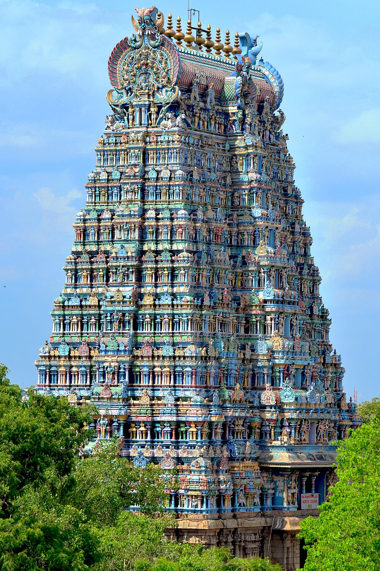 โคปุรัมสีสันสดใสของวัดมีนากษี เมืองมทุไร