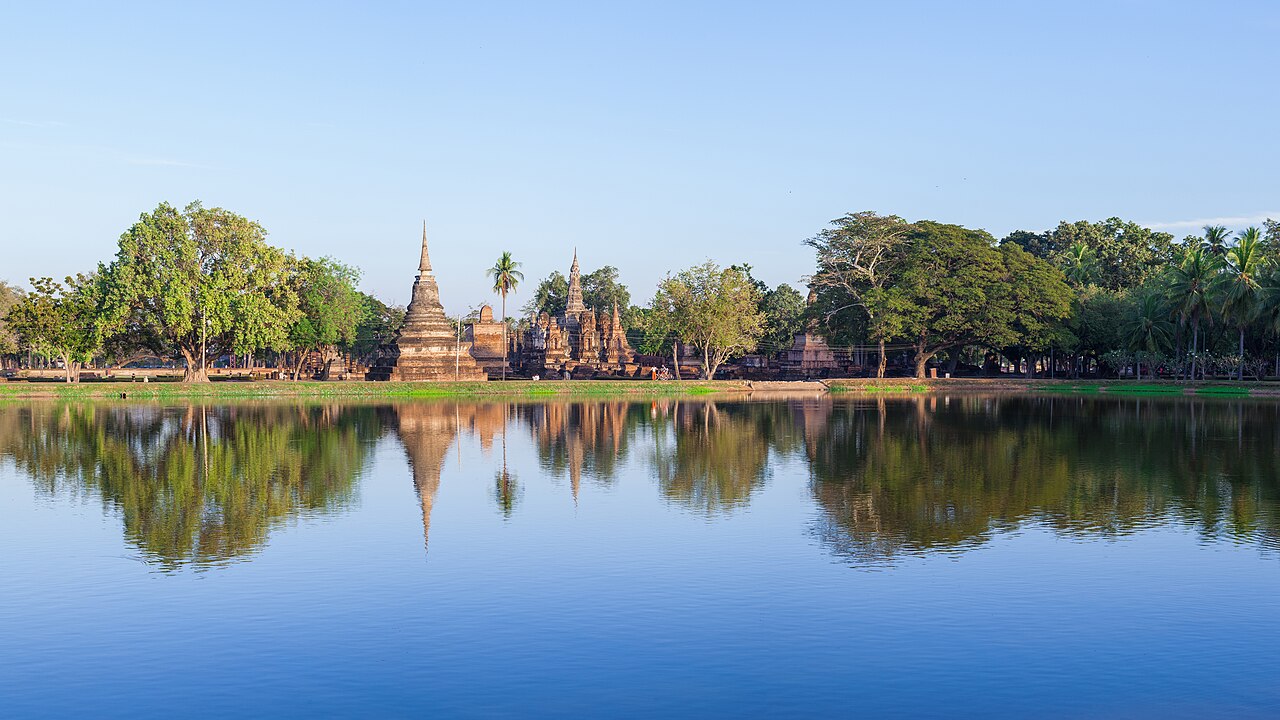 วัดมหาธาตุ อุทยานประวัติศาสตร์สุโขทัย สะท้อนเงาในสระน้ำ