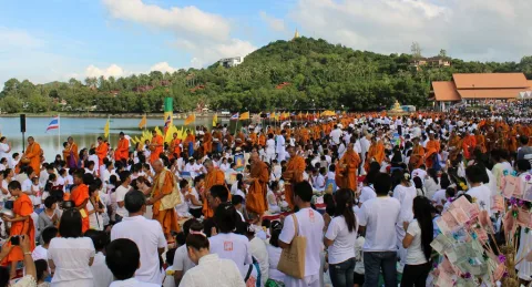 ประเพณีตักบาตร — หัวใจของชีวิตพุทธและวัฒนธรรมไทย