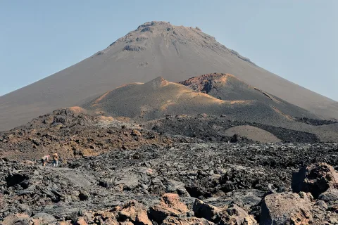 สิ่งมหัศจรรย์กาบูเวร์ดี (Cabo Verde) (Cape Verde) — ปิโกดูโฟกู ภูเขาไฟ 2,829 เมตรกลางมหาสมุทรแอตแลนติก