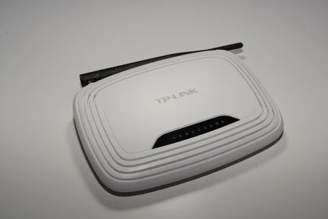 Wi-Fi 2.4 GHz กับ 5 GHz ต่างกันยังไง — ต่อตัวไหนดี และทำไมเน็ตบางห้องช้า