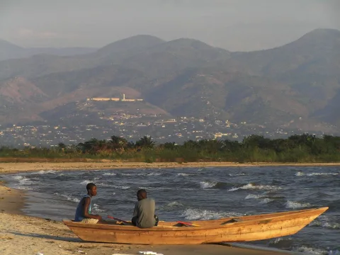 สิ่งมหัศจรรย์บุรุนดี (Burundi) — ทะเลสาบแทนกันยีกา ทะเลสาบน้ำจืดที่ยาวที่สุดและลึกเป็นอันดับ 2 ของโลก