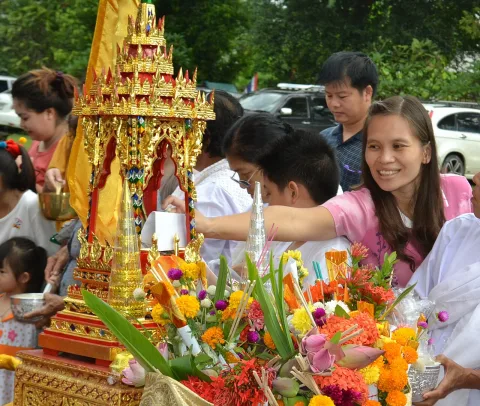 ออกพรรษา 2569 ตรงกับวันไหน — ตักบาตรเทโว ความหมายวันมหาปวารณา และงานเขาสะแกกรัง