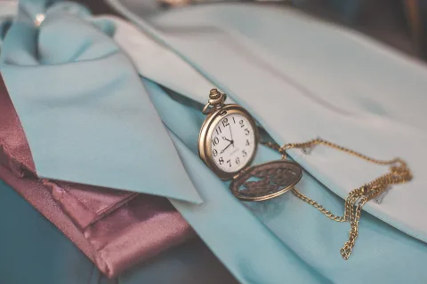 ทำไมไทยใช้เวลา GMT+7 — ประวัติเวลามาตรฐานไทย และทำไมเที่ยงวันจริงในกรุงเทพฯ ไม่ใช่ 12:00