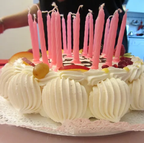 เพลง Happy Birthday มาจากไหน — คดีลิขสิทธิ์ 80 ปี เค้กเป่าเทียน และปริศนาวันเกิด 23 คน