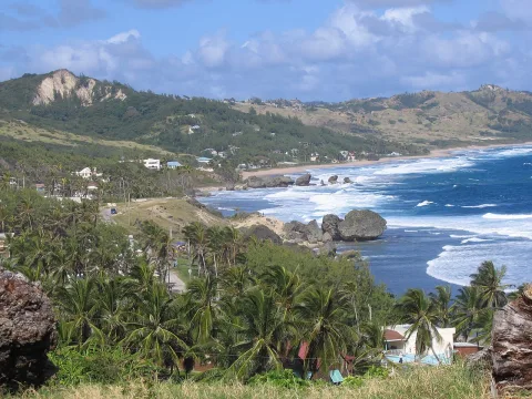สิ่งมหัศจรรย์บาร์เบโดส (Barbados) — ชายหาดบาธชีบา โขดหินยักษ์กับคลื่นที่นักโต้คลื่นเรียกว่า “ชามซุป”