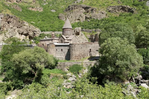 สิ่งมหัศจรรย์อาร์เมเนีย (Armenia) — อารามเกฆาร์ด อารามที่ขุดเข้าไปในหน้าผา ในประเทศแรกที่รับศาสนาคริสต์